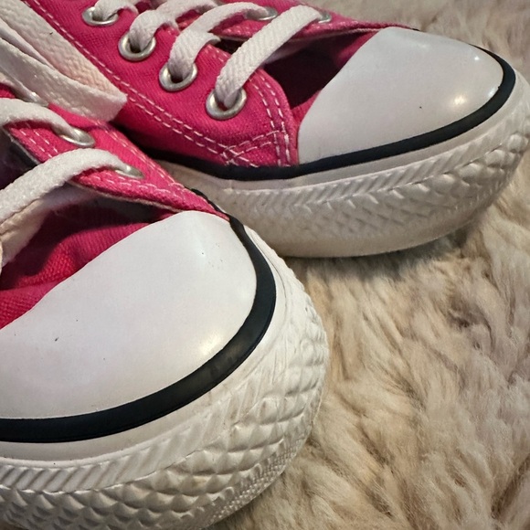Bright Pink Low Top Converse Women’s 7 - Picture 3 of 12